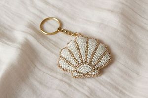 Porte-clés élégant fait main avec broderie florale en perles pour accessoires de mode et entreprises de cadeaux personnalisés - Product Image 2