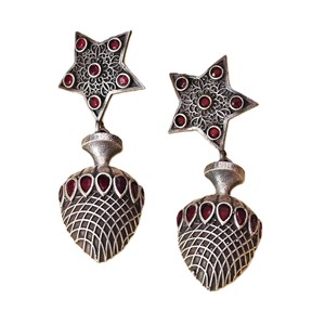 Boucles d'oreilles pendantes bohèmes en laiton argenté oxydé avec grenat et serti clos, pour femme, cadeau de mariage - Product Image 1