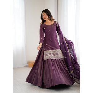Elegante conjunto de kurta y lehenga para mujer en seda chanderi romana pura con brillo, con dupatta bordada con lentejuelas y trabajo dori jari. - Product Image 3