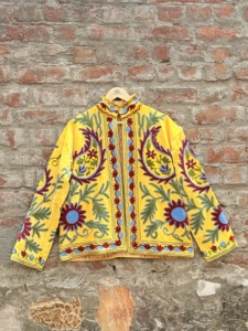 Chaqueta de Algodón Sujani con Flores Amarillas para Mujer, Bordado Artesanal, Estilo Étnico Boho, para Boutique, Venta al por Menor y Exportación - Product Image 1