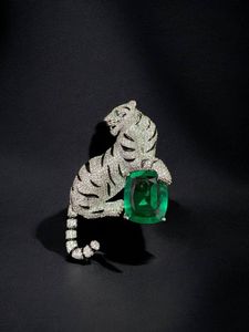 Broche de luxe au design magnifique avec finition haut de gamme, bijou élégant pour les occasions spéciales et les soirées. - Product Image 3