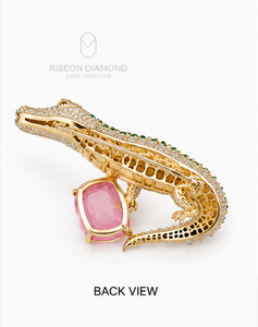 Excepcional broche de cocodrilo en oro amarillo de 18 quilates con diamantes pavé, detalles de piedras preciosas de colores y gemas rosas perla de alta costura. - Product Image 5