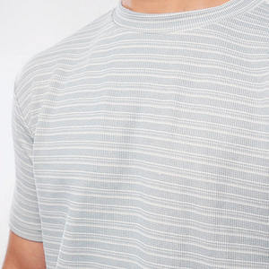 T-shirt pour homme à rayures minimalistes, texture rayée, 100% coton mélangé, streetwear, coupe ample, col rond, manches courtes, fabricant OEM ODM - Product Image 3