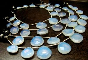 Opale blanche hydro quartz en forme de cœur, perles briolette graduées de 12 à 16 mm, brin de 8 pouces de long - Product Image 5