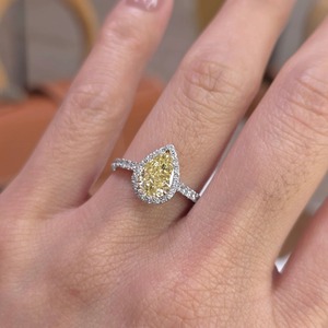 Bague de fiançailles de luxe en or bicolore 14 carats avec halo pavé de diamants jaunes fantaisie de 1,5 carat de taille poire, cultivés en laboratoire, pour femme - Product Image 1