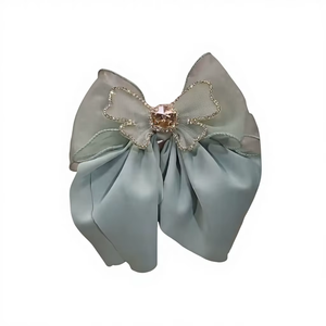 Elegante Pinza para el Cabello con Lazo Verde Menta, Horquilla de Algodón y Gasa con Perlas, Lazos Ajustables con Cuentas, Accesorios de Lujo Hechos a Mano para el Cabello - Product Image 1