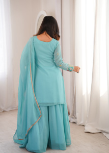 Conjunto de traje de tres piezas para mujer, compuesto por una kurta de seda bordada con textura gruesa y texturizada, un palazzo completamente acampanado y una dupatta de encaje elegante. - Product Image 6