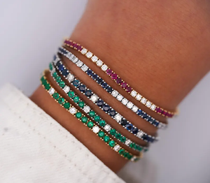 Bracelet tennis pour femme plaqué rhodium avec pierres vertes émeraude et diamants taille brillant rond sertis en canal, style classique - Product Image 4