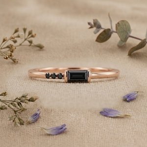Bague en or rose 14 carats avec diamants noirs baguette, bague minimaliste empilable, bijoux fins pour femmes, cadeau - Product Image 1