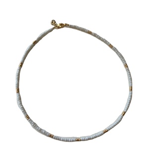 Collier ras du cou BEACH avec perles blanches et or Collier de pierres de naissance Alexandrite fait main - Product Image 1