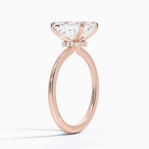 Magnifique bague en diamant avec un élégant design halo secret en or jaune - Product Image 6