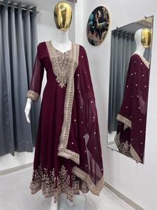 Karma Fashion - Lehenga Choli Dupatta Rosa Bordado, Hermoso y de Secado Rápido, Corte Regular, para Fiestas de Invierno/Verano, India - Product Image 4