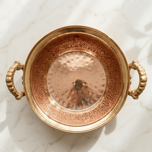 Olla de cobre Degchi hecha a mano en Kashmir con tapa – Diseño floral Naqashi grabado a mano - Product Image 5