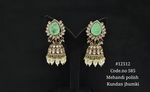 Boucles d'oreilles pendantes Jhumki Kundan vertes 12512 en laiton plaqué or avec pierres doublettes taille poire style jade pour mariage, fête ou cadeau - Product Image 3