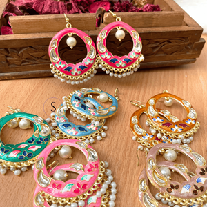 Diseñador multicolor Plata Chandi Balis Kundan Pendientes de diseñador de latón para temporadas festivas Fiesta de cumpleaños y vestidos de boda - Product Image 1