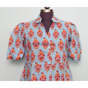 Robe décontractée en coton pour femme, col en V, manches courtes, silhouette trapèze, imprimé floral, longueur midi, avec poches, toucher doux, idéale pour l'été - Product Image 2