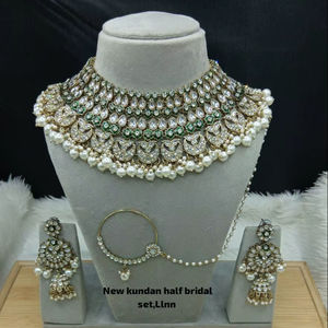 Parure de bijoux de luxe vintage certifiée en cuivre plaqué rhodium et zircon, comprenant un collier ras-du-cou, des boucles d'oreilles et un Maang Tikka, style ethnique indien pour mariée - Product Image 1