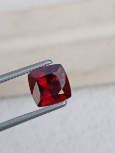 Granate natural de Mozambique de 2.50 ct, corte cojín rojo, piedra preciosa suelta de 7.4x7.4 mm, granate de color rojo para la fabricación de anillos y joyería. - Product Image 2