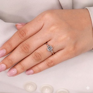 Bague de fiançailles en or jaune 18 carats certifiée IGI, 1,14 carat, couleur E, VVS2, taille émeraude, bague trilogie émeraude 1 carat, bague en diamant de laboratoire - Product Image 4