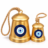 Cloche suspendue dorée d'inspiration culturelle avec motif œil bleu et blanc, motifs géométriques peints à la main et suspension en corde
