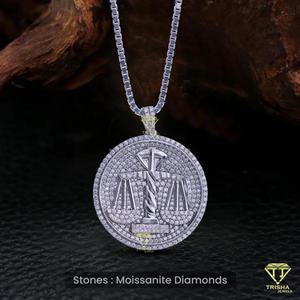 Collier pendentif Symbole de la Loi de conception artistique avec sertissage entièrement pavé de diamants de laboratoire et finition argentée - Product Image 2