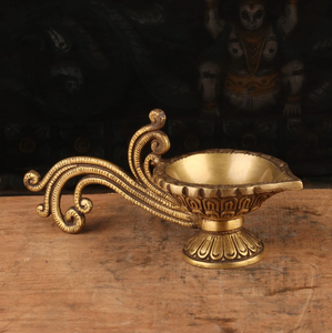 Diya Aarti à plusieurs niveaux en laiton avec poignée longue intégrée et support large, disponible à prix de gros. - Product Image 6