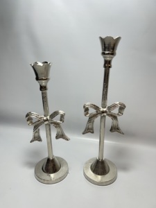 Elegante Par de Portavelas Cónicos de Aluminio Plateado con Lazo, Soporte Metálico para Velas, Venta al por Mayor, Decoración para Mesa de Bodas y Fiestas - Product Image 2