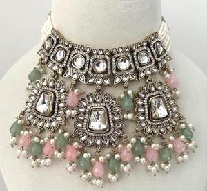 Magnifique ensemble de bijoux inspiré de Sabyasachi, collier ras-du-cou couronne en imitation perle non taillée, plaqué or antique avec micro-incrustations Kundan - Product Image 5