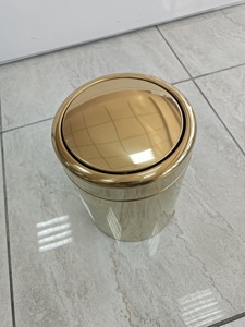 Poubelle à couvercle pivotant en acier inoxydable poli or, idéale pour la salle de bain, la cuisine, le bureau ou les espaces formels, vente en gros depuis l'Inde - Product Image 3