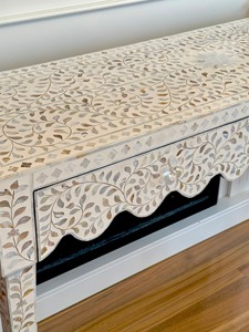 Table console élégante faite à la main en nacre moderne pour salon, meuble décoratif de luxe pour entrée - Product Image 4