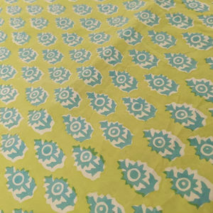 Nueva y Elegante Tela de Algodón Peinado con Estampado Floral Cruzado Indio Hecho a Mano para Mujeres, Hombres, Niñas, Niños, Almohadas, Colchones, Bolsas, Cortinas y Camisas - Product Image 1