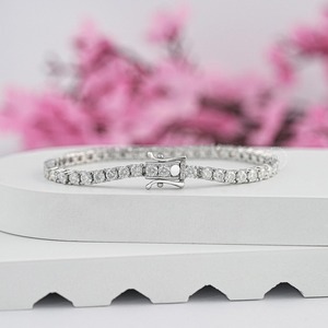 Bracelet en moissanite de qualité supérieure, couleur D, VVS1, pierre ronde, bijoux en argent pour anniversaire, disponible au prix export. - Product Image 1