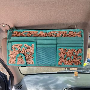 Organizador de Visera para Auto de Cuero Floral Grabado a Mano Estilo Vintage 2026, con Múltiples Ranuras para Tarjetas y Portadocumentos, Accesorios Automotrices - Product Image 3