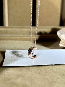 ZAWO HOUSE สร้อยคอจี้รูปพระจันทร์หรูหราประดับเพชรโมอิสซาไนต์สำหรับงานหมั้นและงานแต่งงาน ตัวเรือนเงินแท้ 925 ชุบทองคำสีกุหลาบ ดีไซน์แบบ Claw Setting - Product Image 3