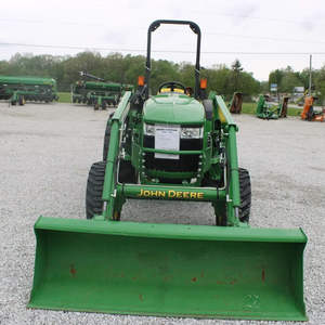 Tracteur agricole John Deere 4044M, 44 CV, diesel, 4 roues motrices, mini-tracteur de ferme avec cabine, accessoires, support et haute efficacité - Product Image 3