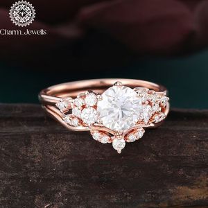 Bague de fiançailles Charm_Jewells en or rose avec moissanite, taille brillant rond, sertissage pavé, motif floral, style romantique pour femme - Product Image 5