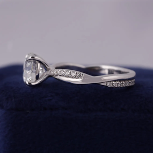 Anillo de Compromiso de Oro Blanco con Diamante Redondo, Engaste de Garras, Estilo Clásico, Joyería para Mujer - Product Image 3