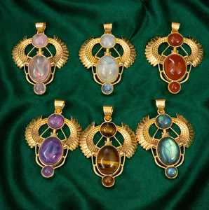 Collier Scarabée Doré avec Pierre Verte, Pendentif Rétro Égyptien, Bijou Tendance Style Vintage, Collier Bohème avec Pierres Précieuses - Product Image 2