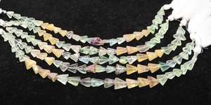Cuentas triangulares lisas de fluorita natural, cuentas lisas de fluorita multicolor para la fabricación de joyería a precio de mayoreo. - Product Image 3