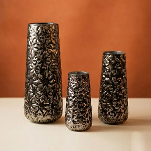 Ensemble de vases à fleurs texturés métalliques foncés, style industriel moderne, trois pièces, décoration d'intérieur unique, trio d'accessoires floraux faits à la main - Product Image 1