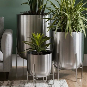 Jardinière décorative en métal antique, pot de jardin rustique, élégant et durable, pour plantes d'intérieur et d'extérieur - Product Image 1