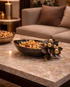Cuenco Metálico Artesanal Ecológico y Duradero con Diseño Floral y Acabado Pulido para Decoración de Bodas y Hogar (Casi Agotado) - Product Image 3