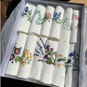 Serviette en lin brodée avec marguerite et fleurs sauvages-Parfait pour votre mariage d'arrière-cour,, pendaison de crémaillère, mariage - Product Image 3