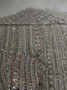Tissu en mousseline de soie lourdement brodé avec des motifs miroir, des perles et des paillettes pour robe - Product Image 3
