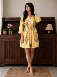 Vestido largo de algodón amarillo a rayas con bordado floral, cuello en V, manga larga, ajustado, estilo vintage, para fiesta, con cintura natural y diseño cruzado. - Product Image 1