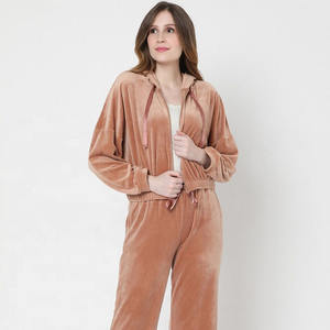 Conjunto de chándal de lujo de terciopelo para mujer, de dos piezas, con pantalones planos de terciopelo estampados a medida, de algodón, de corte regular y peso pesado. - Product Image 2