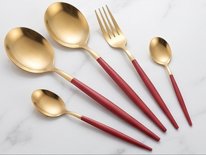 Ensemble de couverts plaqués or avec poignées rouges, couverts de luxe modernes, compatibles lave-vaisselle, pour mariage et usage de table - Product Image 1