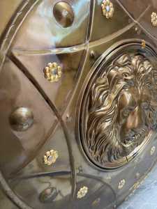 Cabeza de León Circular de Bronce, Obra de Arte Coleccionable, Chapado en Oro, Grabado en Relieve, Tema Animal, Decoración - Product Image 3