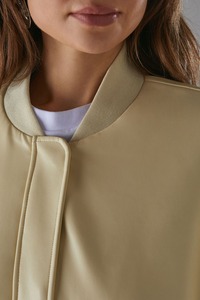 Blouson bomber beige surdimensionné pour femme, col montant, épaules tombantes, fermeture éclair, couleur unie, veste de printemps sur mesure - Product Image 3
