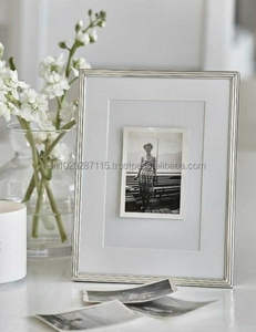 Marco de fotos de metal de estilo de diseñador para decoración de lujo que resalta detalles refinados, durabilidad y acabado elegante hoy - Product Image 1